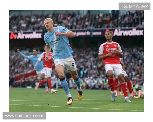 哈兰德错失得分机会后跪地惋惜,曼城锋霸罕见颗粒无收